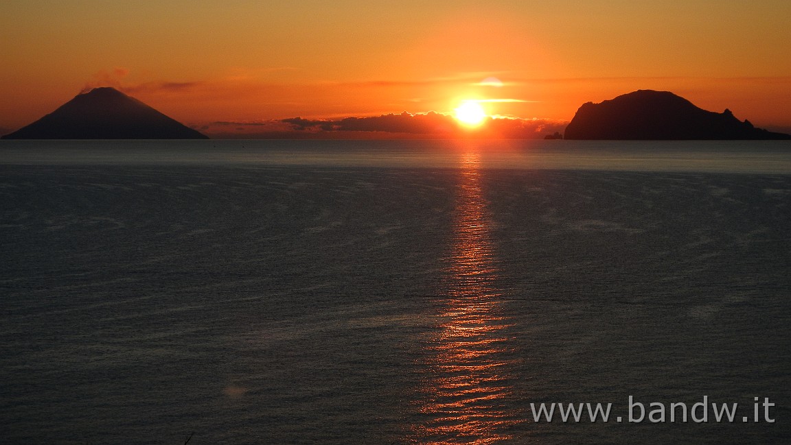 DSCN3553.JPG - Isole Eolie - Salina / E' l'alba di un nuovo giorno, il sole fà capolino tra Vulcano e Panarea