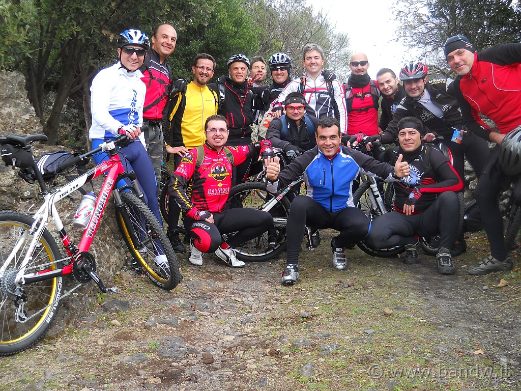 DSCN2984.JPG - ..............e foto di gruppo con i Lupi dell'Etna