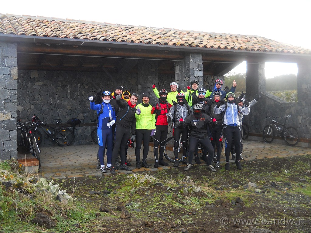 DSCN3010.JPG - Ci ritroviamo alle case Forestali di Piano dei Grilli, ci cambiamo gli indumenti zuppi, ci facciamo la foto di gruppo e ripartiamo