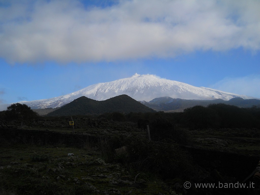 DSCN3011.JPG - Nel frattempo il cielo schiarisce e ci offre questo meraviglioso panorama sull'Etna........