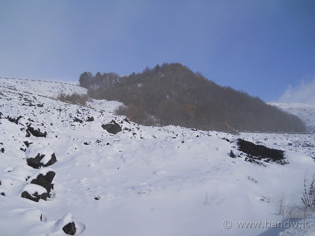 DSCN2879.JPG - Una piccola bufera di neve è dietro la prossima curva