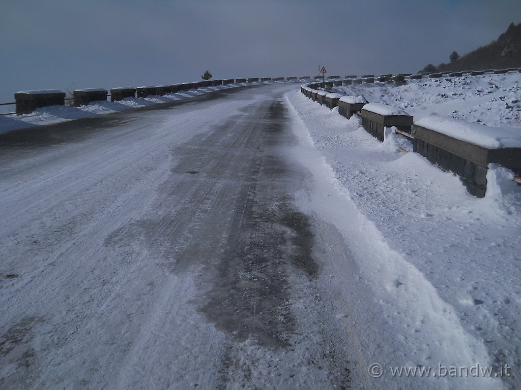 DSCN2882.JPG - Oltrepasso la piccola bufera di neve, qui il fondo stradale è completamente ghiacciato ed un colpo di vento mi butta addirittura a terra!!!!!