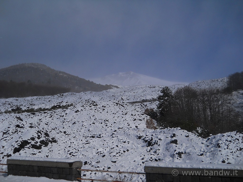 DSCN2891.JPG - Ogni tanto mi giro per vedere "A MUNTAGNA" completamente innevata.........e "l'avverto" che l'appuntamento è solo rimandato a presto!!! :-)