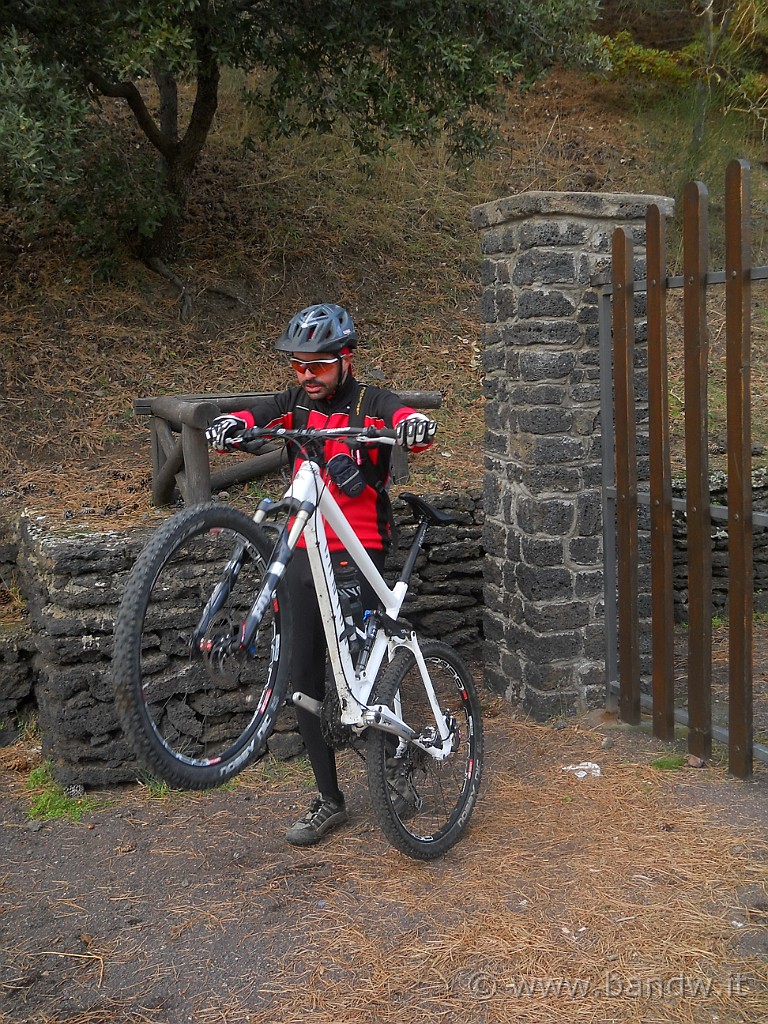 DSCN2525.jpg - Finiamo il giro e varchiamo il cancello dell'ingresso di Monte Intraleo