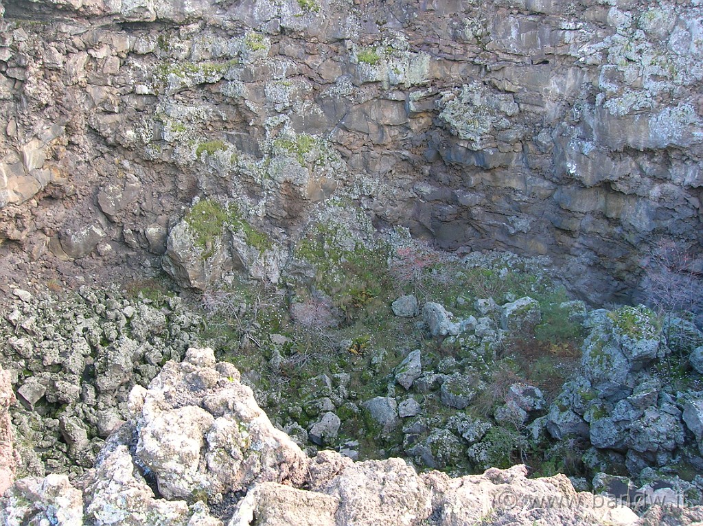 DSCN7373.JPG - L'interno di una grotta vulcanica a cielo aperto