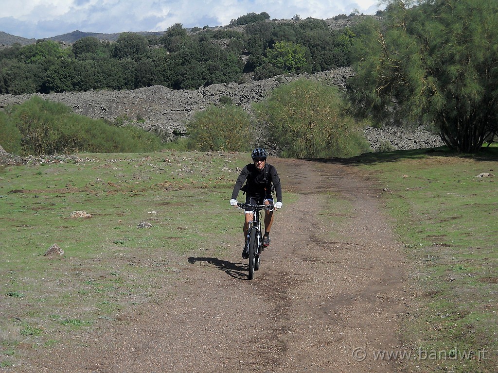 DSCN1639.JPG - bikeraetnensis pedala sotto Monte Ruvolo nel più punto più basso del giro di oggi (1235 mt)