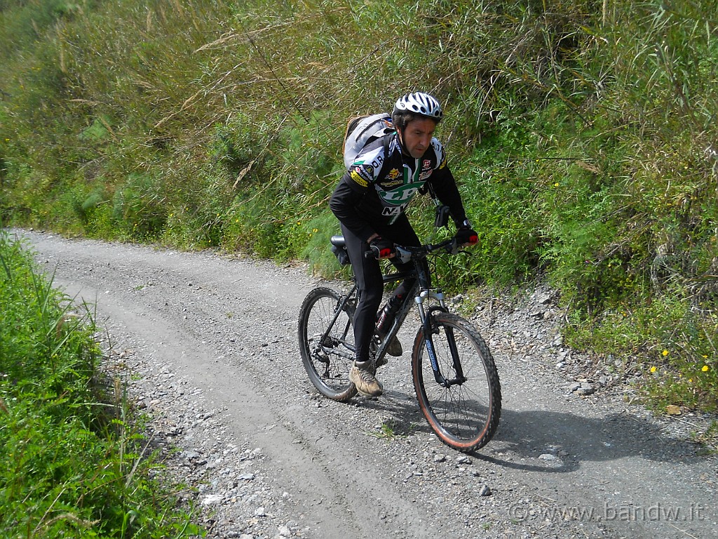 DSCN3925.JPG - Biker in action