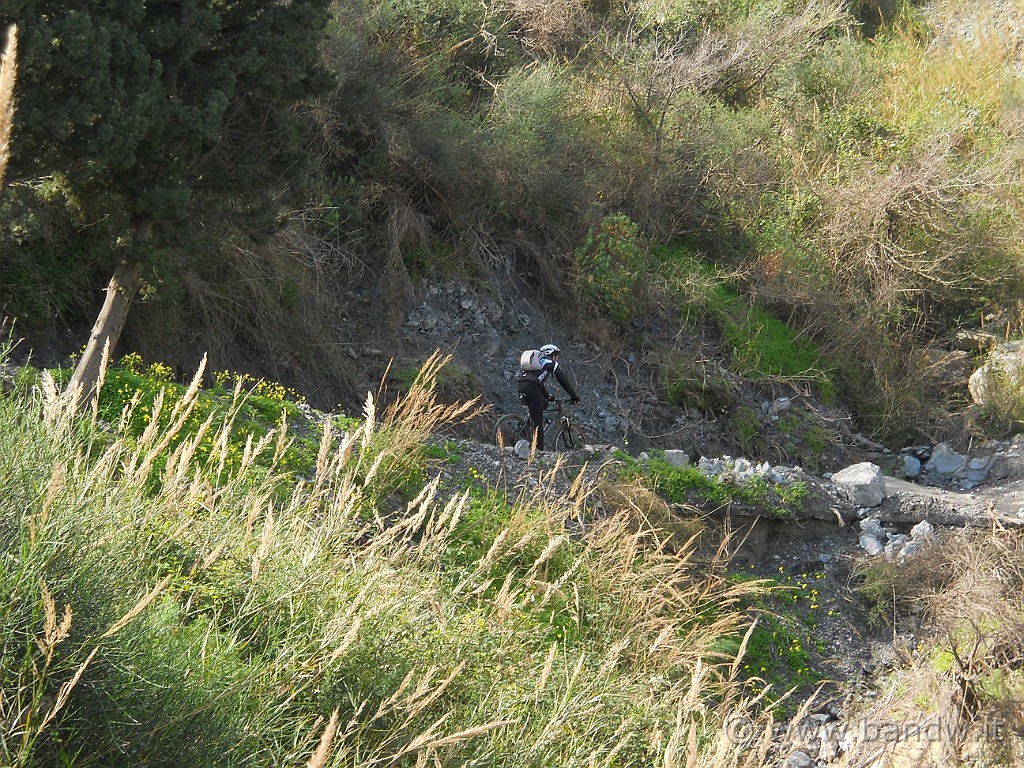 DSCN3932.JPG - Biker in action