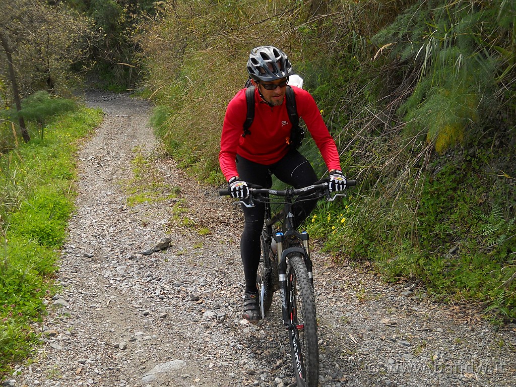 DSCN3941.JPG - Biker in action