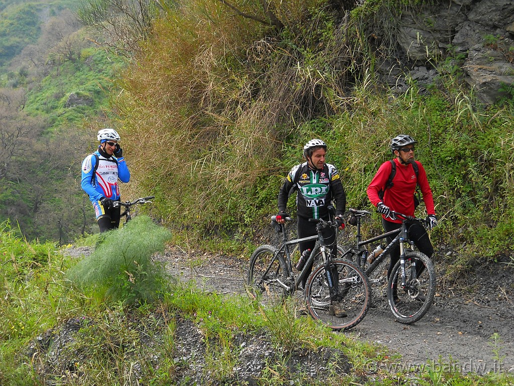 DSCN3944.JPG - Le frane si susseguono una dietro l'altra e ci fanno scendere dalla bici per attraversarle