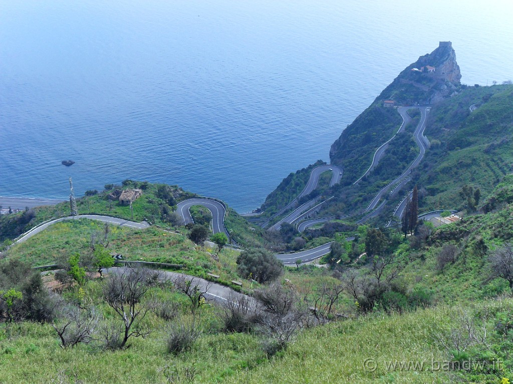 SDC13195.jpg - Il panorama sottostante e sul Castello di Sant'Alessio Siculo