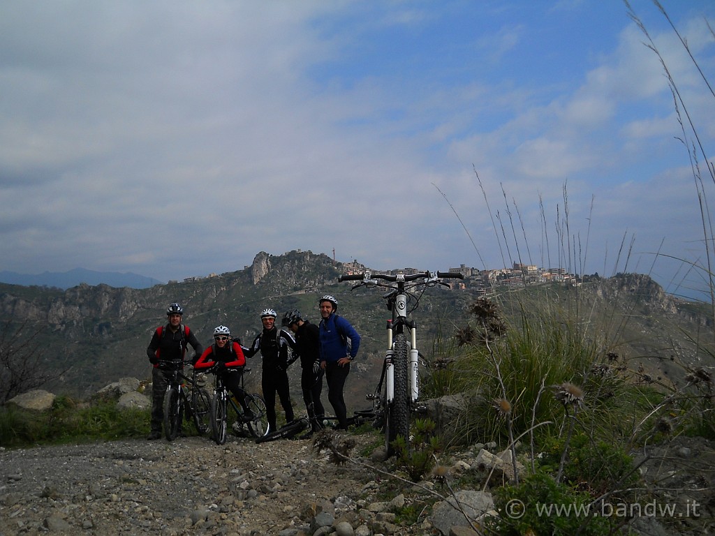 DSCN3737.JPG - Foto di gruppo con Forza D'Agrò alle nostre spalle