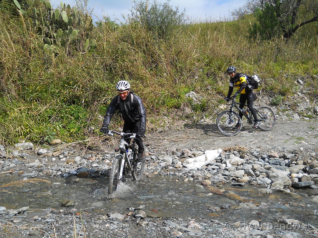 DSCN3756.JPG - Guadiamo un piccolo torrente