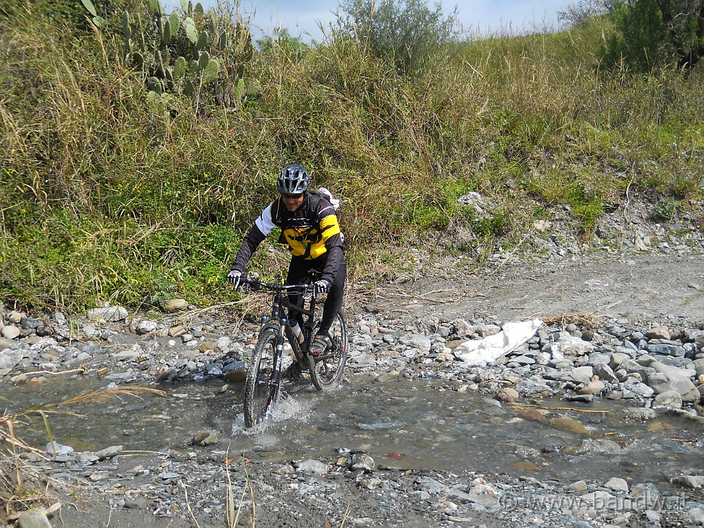 DSCN3761.JPG - Guadiamo un piccolo torrente