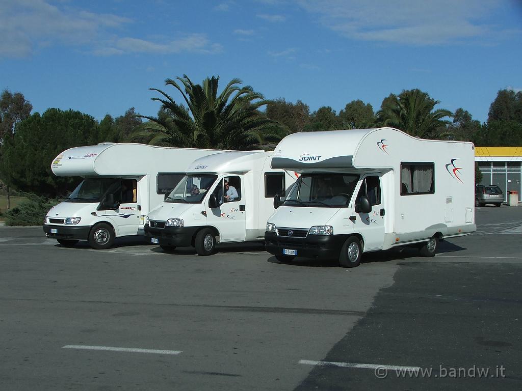 Capodanno in camper (110).JPG - Schierati nel rifornimento sulla Catania- Palermo