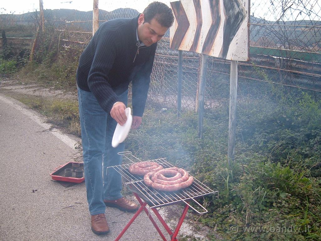 Capodanno in camper (112).JPG - Lungo l'anello dell'autodromo di Pergusa si inizia ad arrostire