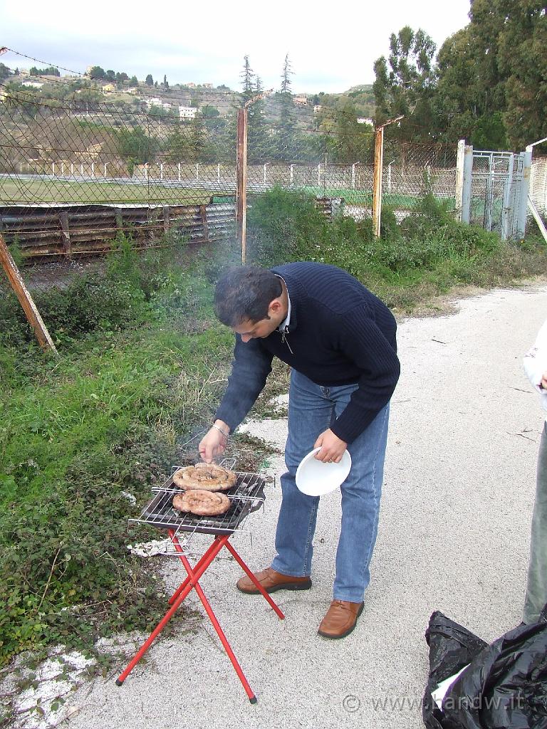 Capodanno in camper (113).JPG - Lungo l'anello dell'autodromo di Pergusa si inizia ad arrostire