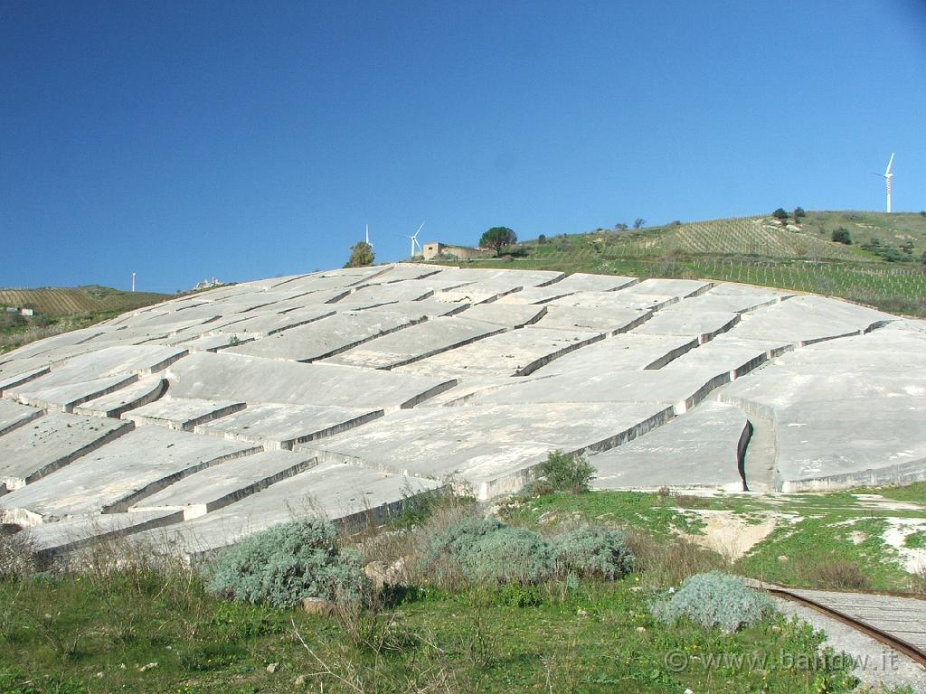 Capodanno in camper (146).JPG - Il "Cretto", monumento ai caduti del terremoto