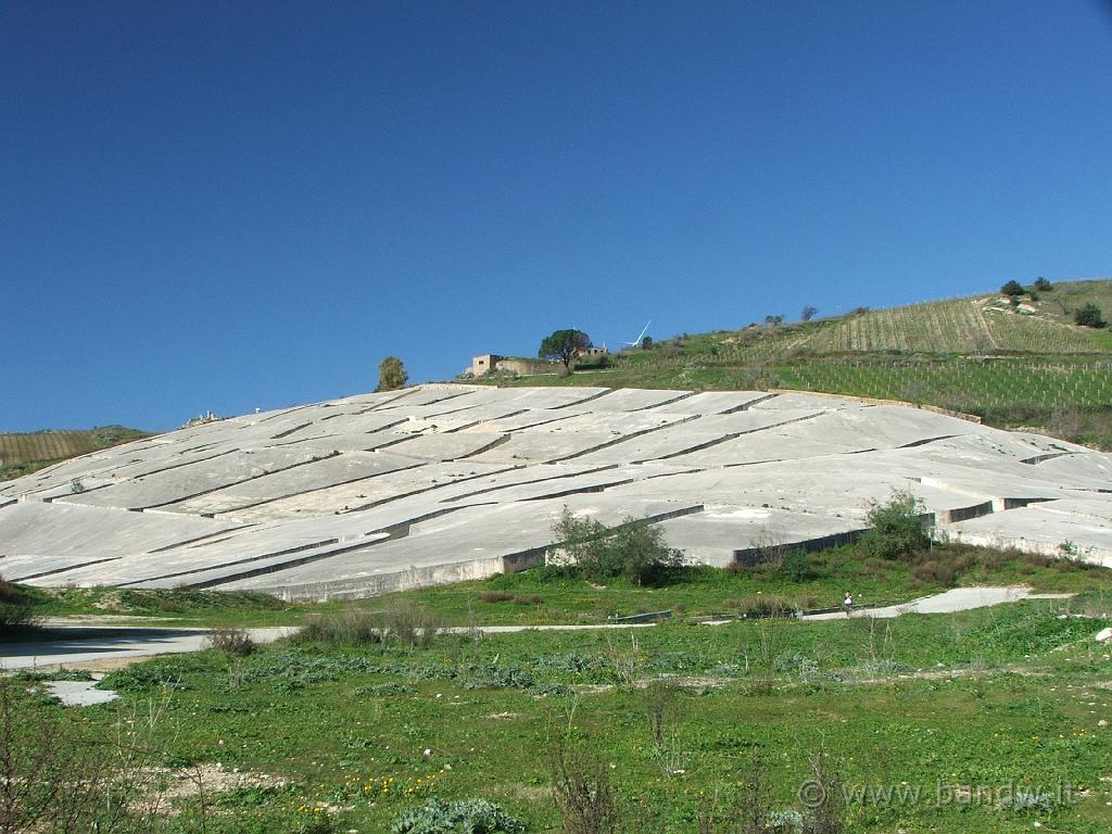 Capodanno in camper (151).JPG - Il "Cretto", monumento ai caduti del terremoto