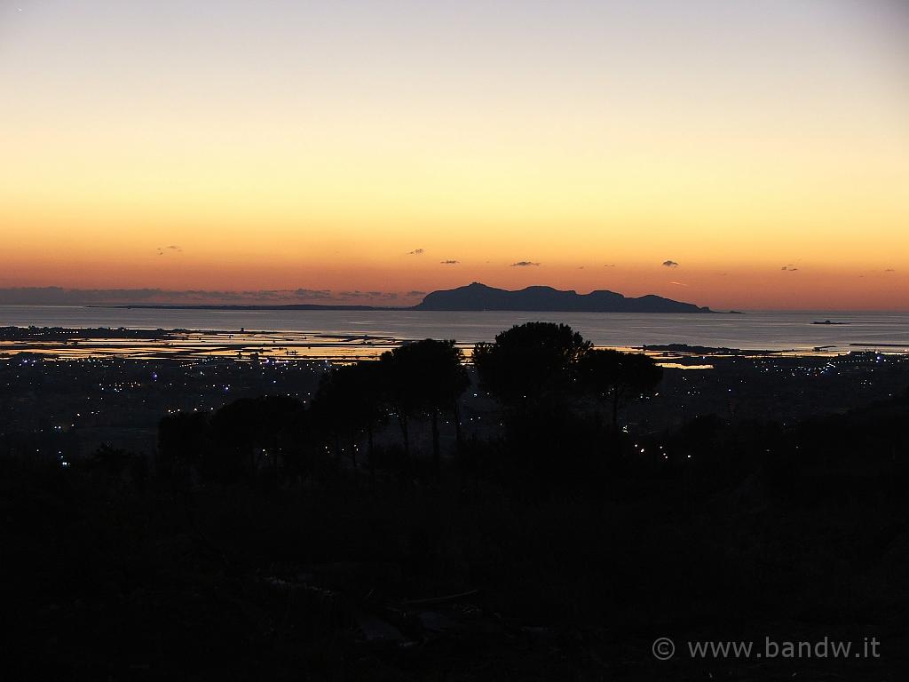 Capodanno in camper (170).JPG - L'ultimo tramonto del 2006 visto lungo la strada che sale ad Erice, sullo sfondo l'isola di Levanzo