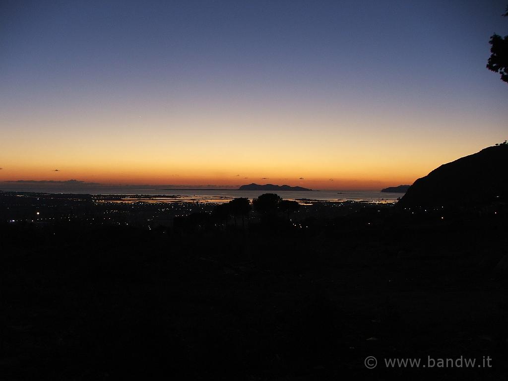 Capodanno in camper (171).JPG - L'ultimo tramonto del 2006 visto lungo la strada che sale ad Erice, sullo sfondo l'isola di Levanzo