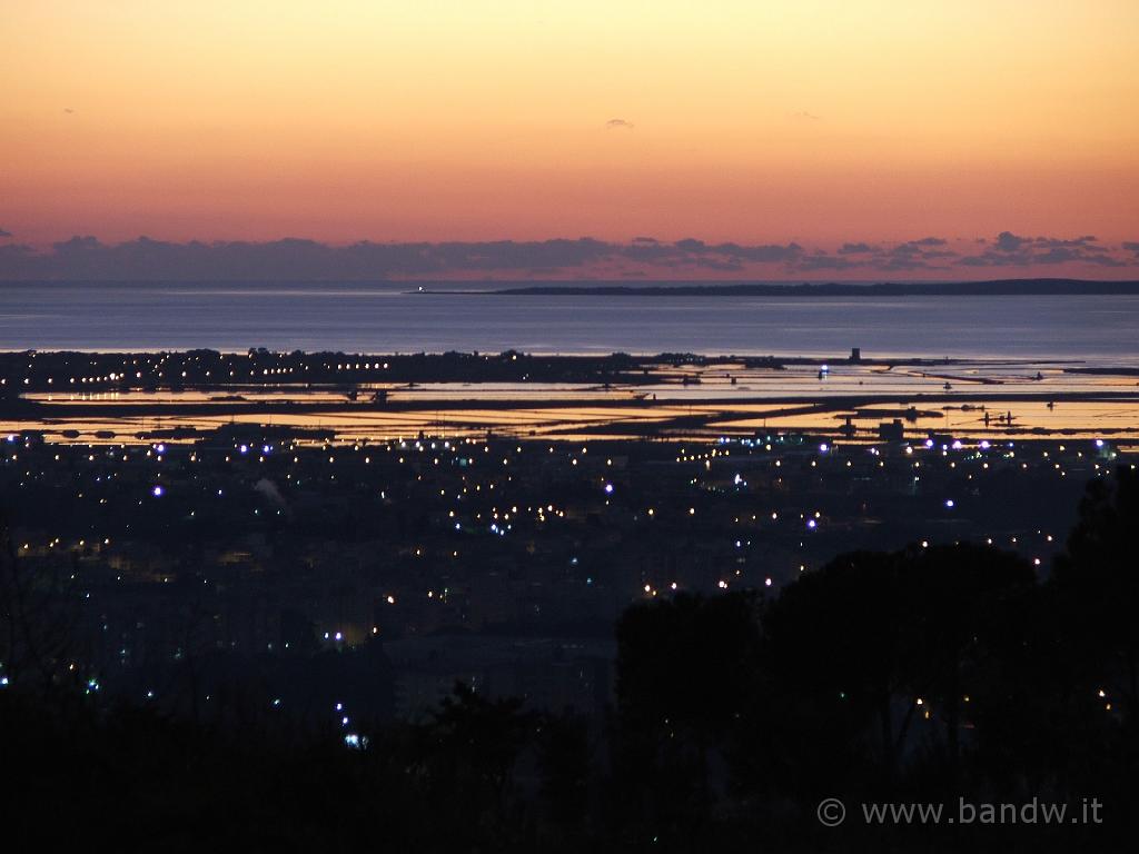 Capodanno in camper (172).JPG - L'ultimo tramonto del 2006 visto lungo la strada che sale ad Erice sulle saline di Trapani