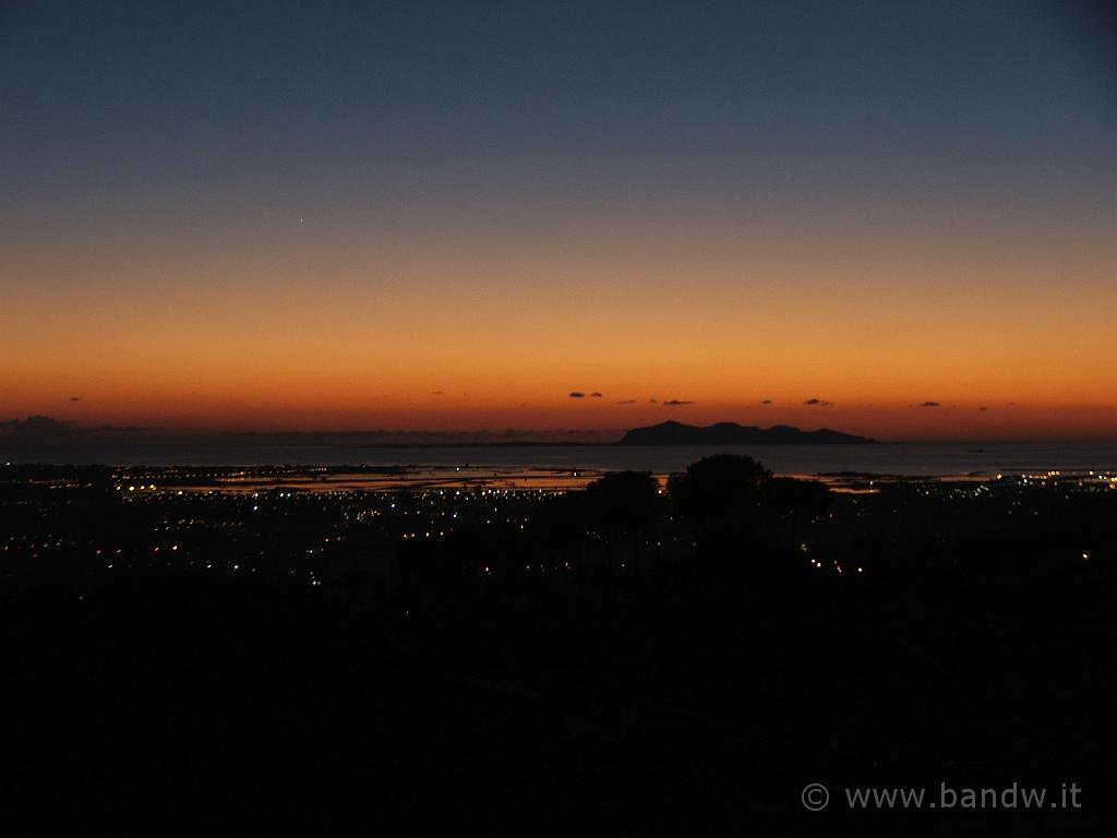 Capodanno in camper (173).JPG - L'ultimo tramonto del 2006 visto lungo la strada che sale ad Erice.