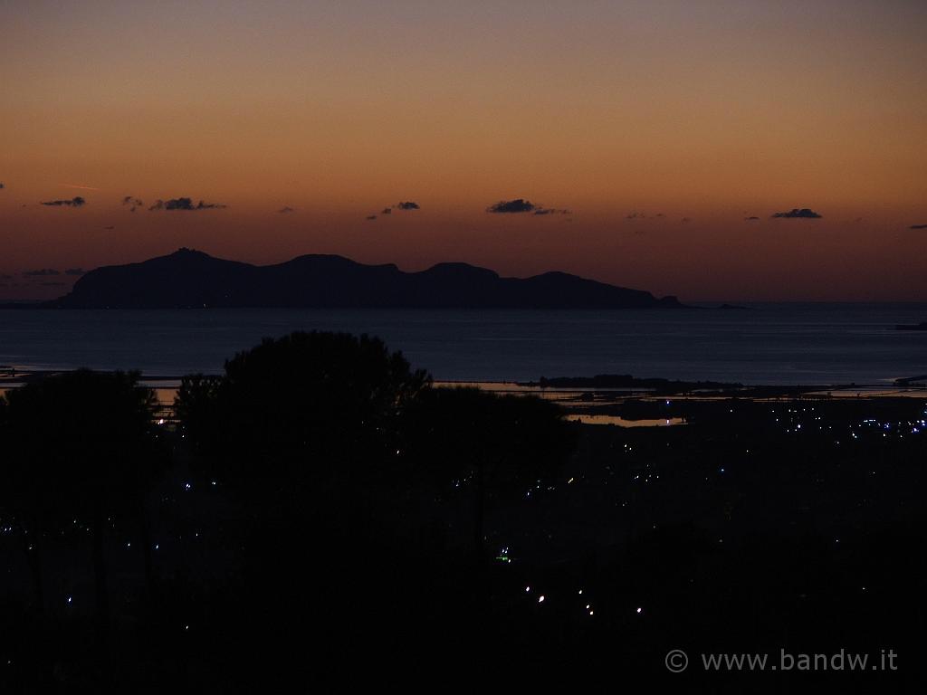 Capodanno in camper (174).JPG - L'ultimo tramonto del 2006 visto lungo la strada che sale ad Erice, sullo sfondo l'isola di Levanzo