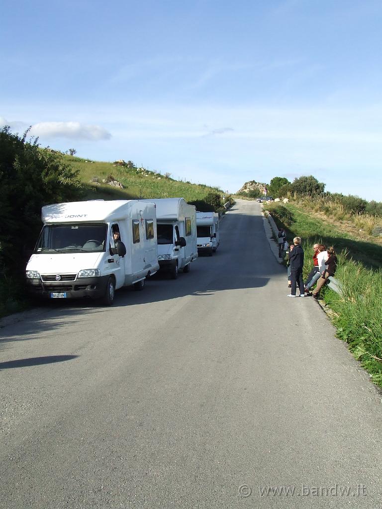 Capodanno in camper (255).JPG - Fermi sulla strada davanti la tonnara di Scopello