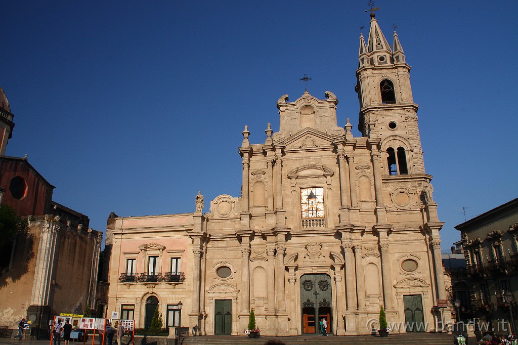 Carnevale_Acireale_Estate_2009_003.JPG - La basilica dei Santi Pietro e Paolo in piazza Duomo ad Acireale, appena restaurata