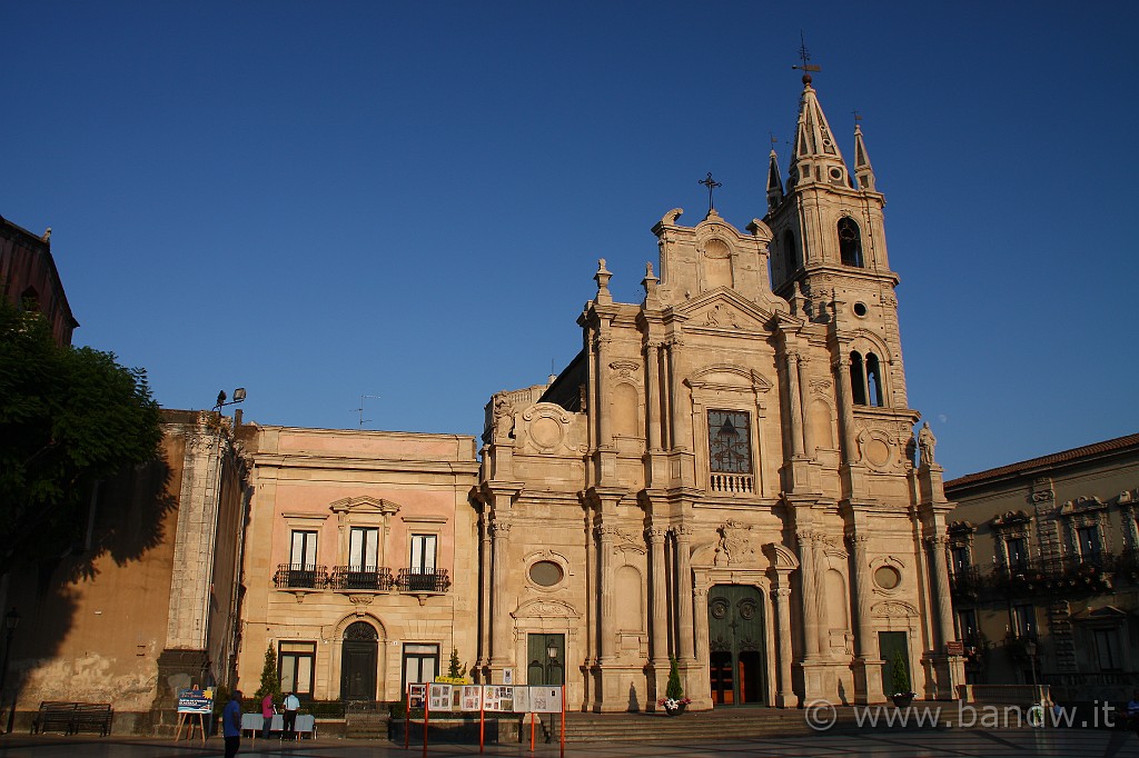 Carnevale_Acireale_Estate_2009_031.JPG - La basilica dei Santi Pietro e Paolo in piazza Duomo ad Acireale, appena restaurata