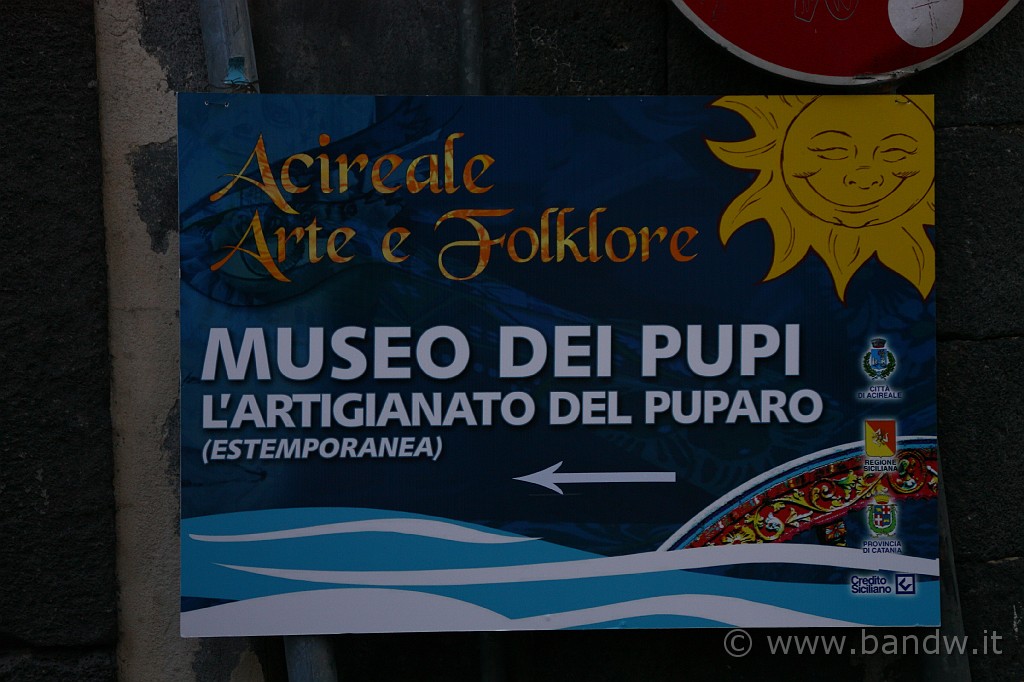 Carnevale_Acireale_Estate_2009_043.JPG - Il teatro dell'opera dei Pupi di Via Alessi, costituisce una testimonianza di rilevante interesse culturale in quanto esempio di Teatro Stabile, la cui attività rimane legata alla tradizione Siciliana dell'Opera dei Pupi.
Ha raggiunto la massima notorietà con il puparo Emanuele Macrì, la cui fama varcò i confini nazionali.
I locali annessi ospitano la mostra della Raccolta Teatro Pennisi-Macrì di Acireale, dei pupi e delle attrezzature di teatri Siciliani appartenenti al Demanio indisponibile della regione.

Spettcoli:
Tutte le domeniche alle ore 18:00, gli altri giorni su prenotazione.