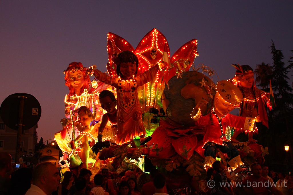 Carnevale_Acireale_Estate_2009_070.JPG - Sfilata per le vie cittadine dei carri allegorici grotteschi del Carnevale di Acireale