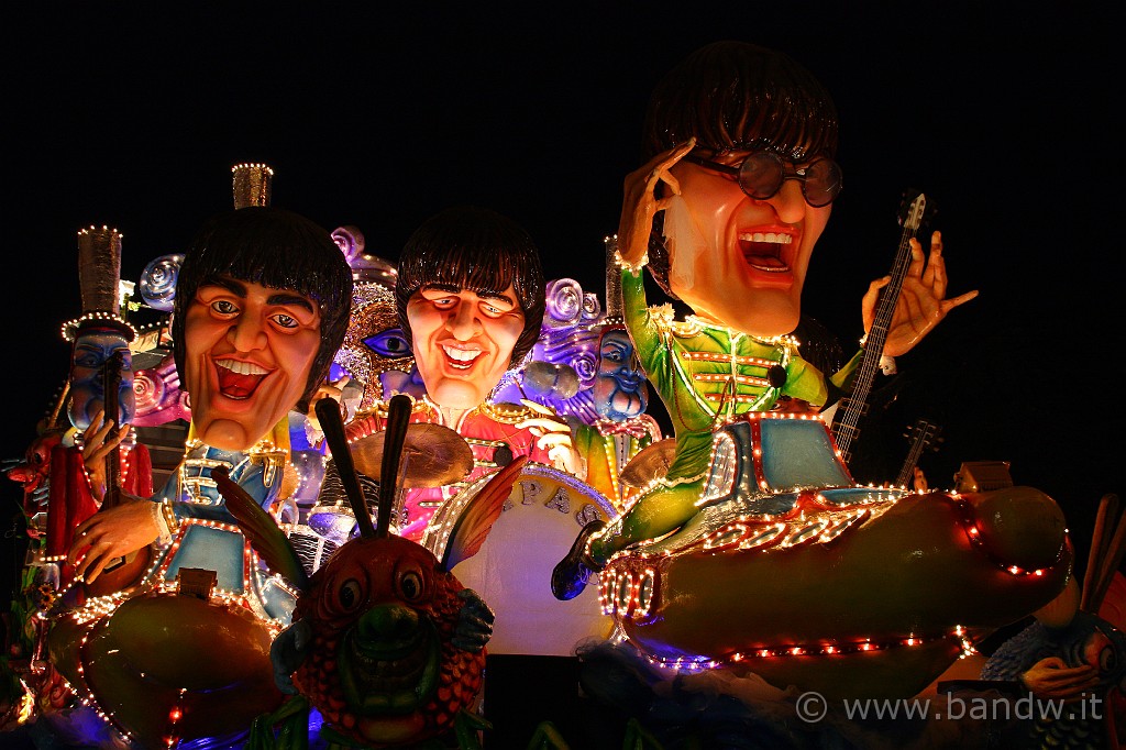 Carnevale_Acireale_Estate_2009_072.JPG - Sfilata per le vie cittadine dei carri allegorici grotteschi del Carnevale di Acireale