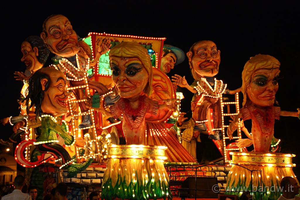 Carnevale_Acireale_Estate_2009_076.JPG - Sfilata per le vie cittadine dei carri allegorici grotteschi del Carnevale di Acireale