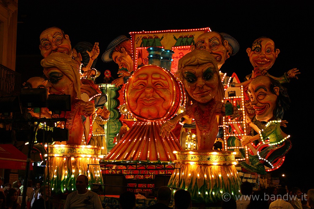 Carnevale_Acireale_Estate_2009_078.JPG - Sfilata per le vie cittadine dei carri allegorici grotteschi del Carnevale di Acireale