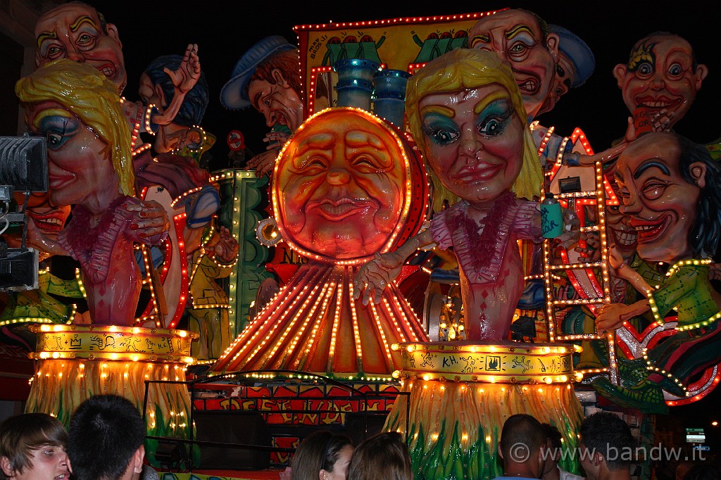 Carnevale_Acireale_Estate_2009_079.JPG - Sfilata per le vie cittadine dei carri allegorici grotteschi del Carnevale di Acireale