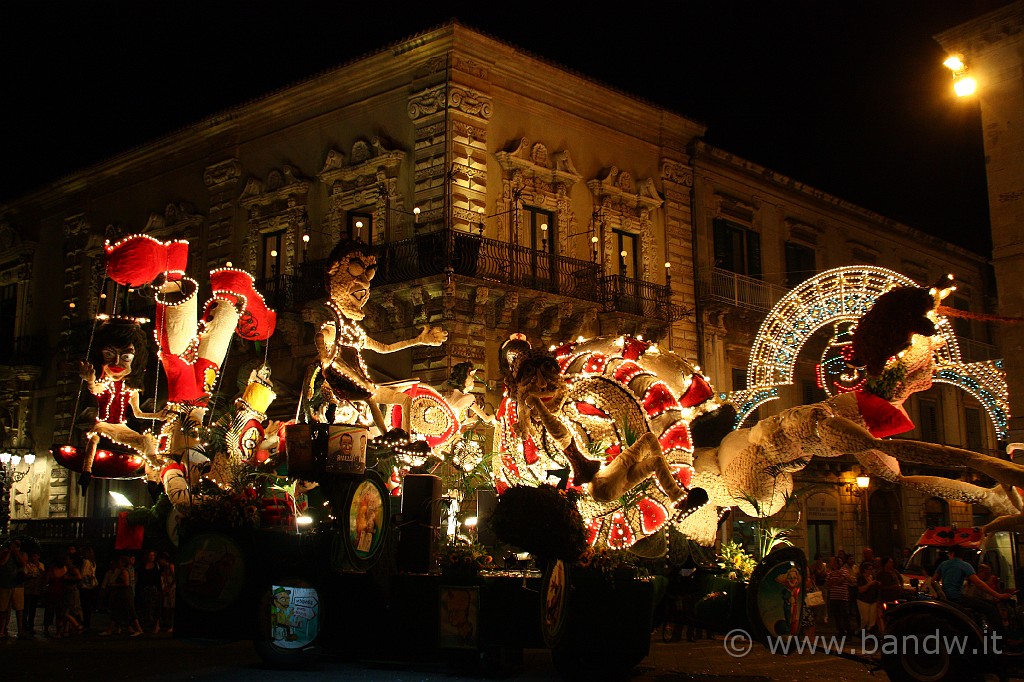 Carnevale_Acireale_Estate_2009_084.JPG - Sfilata per le vie cittadine del carro infiorato del Carnevale di Acireale