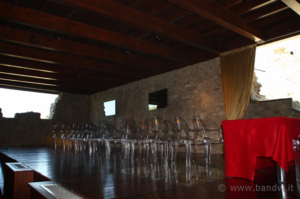 Castello di Calatabiano_040.JPG - La sala d'armi