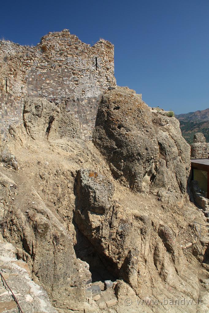 Castello di Calatabiano_046.JPG - Gli interni del castello visti da sopra la sala d'armi