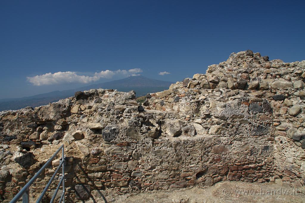 Castello di Calatabiano_055.JPG - Il mastio con vista sull'Etna