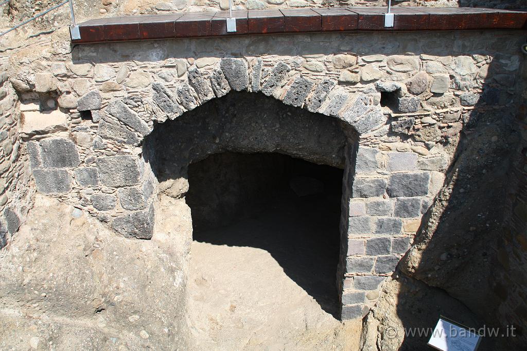 Castello di Calatabiano_065.JPG - Arco triangolare della cavità rupestre