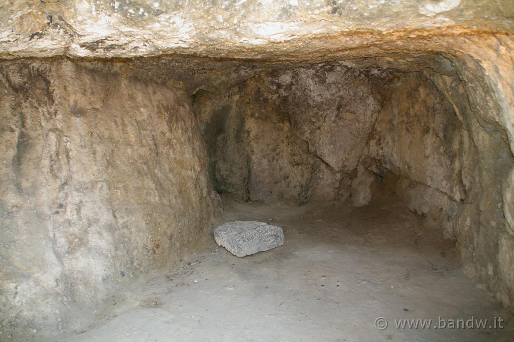 Castello di Calatabiano_066.JPG - La cavità rupestre usata come deposito di derrate alimentari o deposito