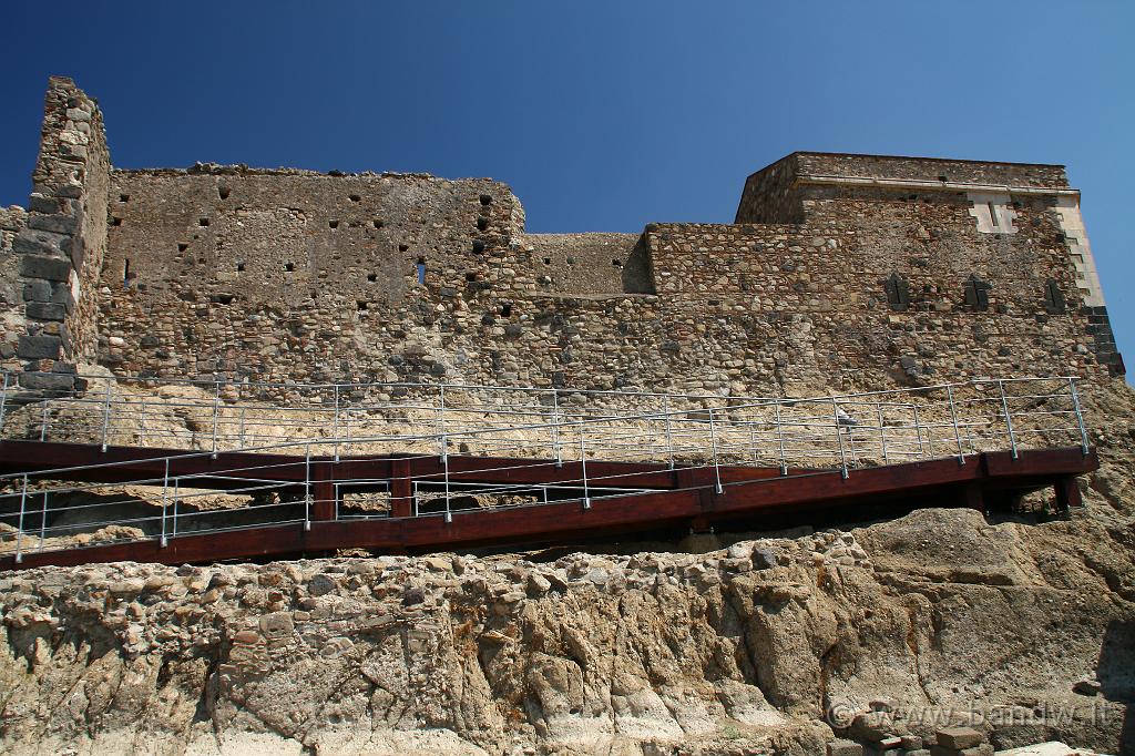 Castello di Calatabiano_100.JPG - Le mura del Castello