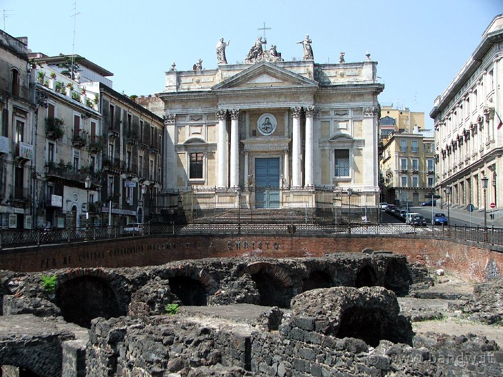 Anfiteatro_Romano_001.JPG - L'Anfiteatro Romano, sullo sfondo la chiesa di Sant'Agata la Fornace