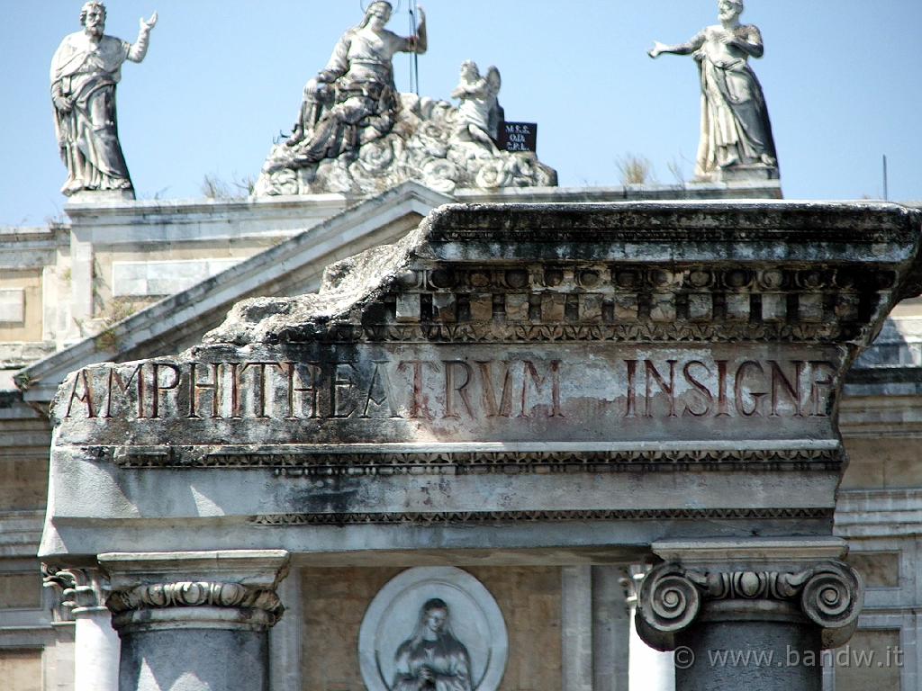 Anfiteatro_Romano_003.JPG - Colonne davanti l'anfiteatro Romano