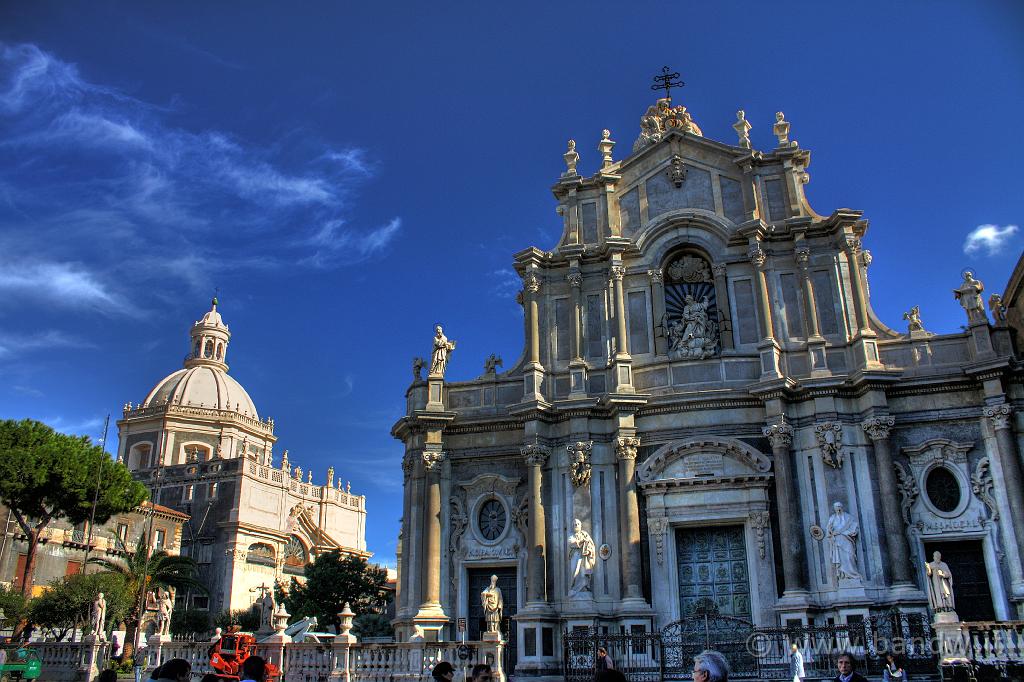 Chiese Catania_016.jpg - Piazza Duomo - Il Duomo e sullo sfondo la Badia di San'Agata