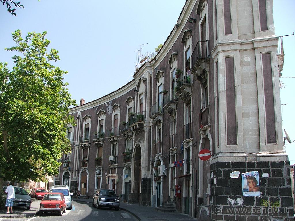 Palazzi Catania_002.JPG - Piazza Dante - Edifici