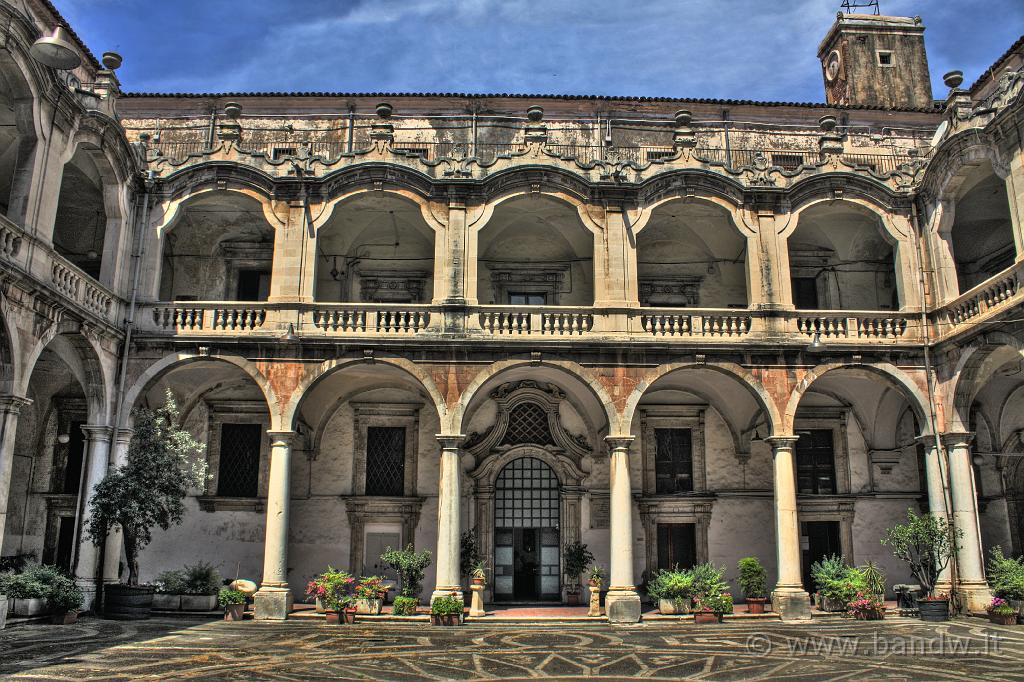 Palazzi Catania_013.jpg - Via Crociferi - Chiostro dei Gesuiti all'interno dell'omonimo Collegio oggi sede dell'Istituto Statale d'Arte