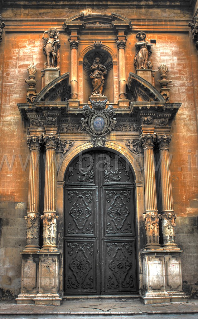 IMG_3634And2More_tonemapped.jpg - Ragusa - Particolare del prospetto della cattedrale di San Giovanni Battista